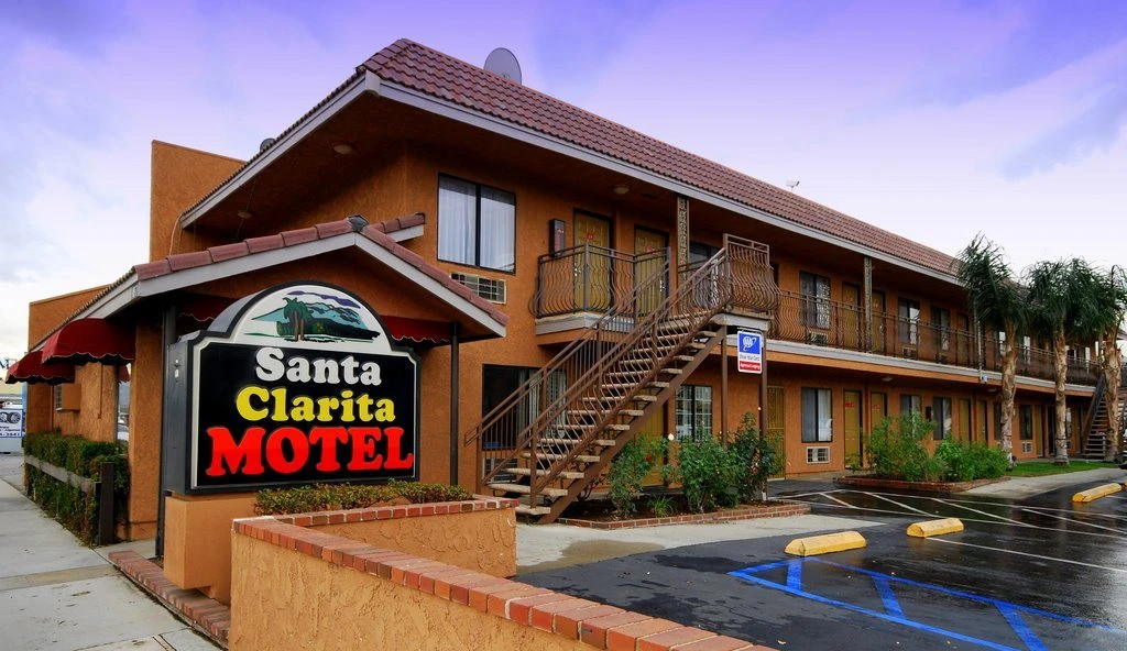Daytime exterior view of the Santa Clarita Motel